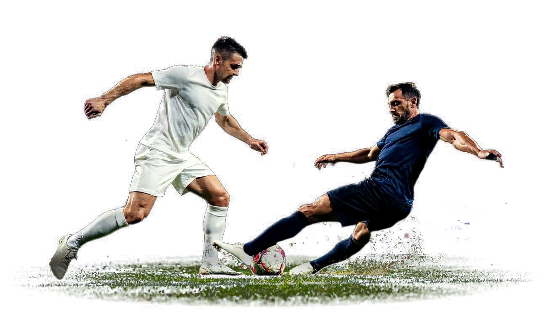 Doi fotbaliști într-un duel, noaptea: unul driblează, celălalt intră la deposedare alunecând